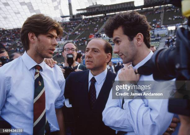 Silvio Berlusconi et des joueurs de l’équipe du Milan AC avant la finale de la Coupe d’Europe durant laquelle les équipes de l’OM et du Milan AC vont...