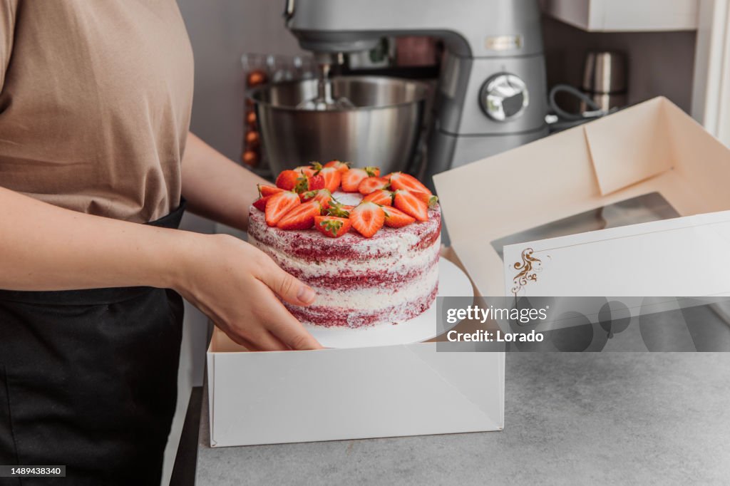 Close up do bolo red velvet assando