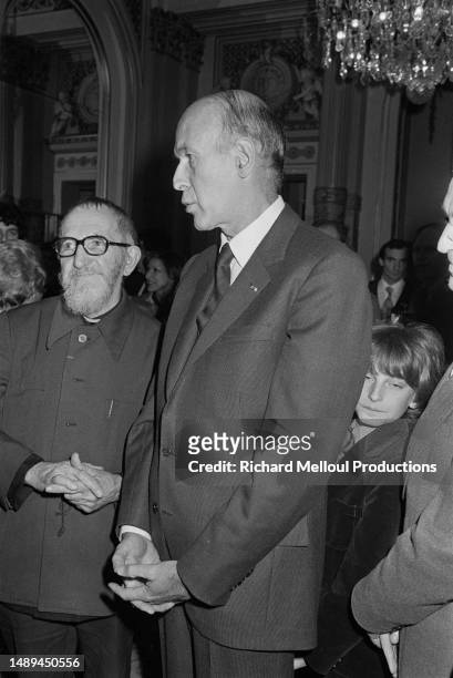 Abbé Pierre reçoit du Président Valery Giscard d'Estaing une promotion exceptionnelle dans l'ordre de la Légion d'Honneur au titre des droits de...