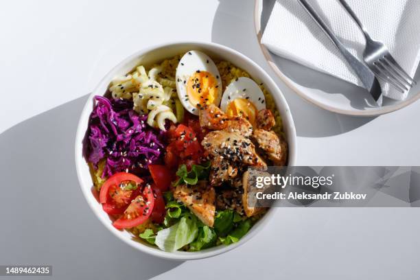 poke, a dish of fresh meat, raw fresh vegetables. enjoy hawaiian cuisine in a restaurant or at a cafe table during the summer holidays on a trip. the concept of healthy eating. a balanced set of proteins, fats and carbohydrates. fiber and animal protein. - meal fotografías e imágenes de stock