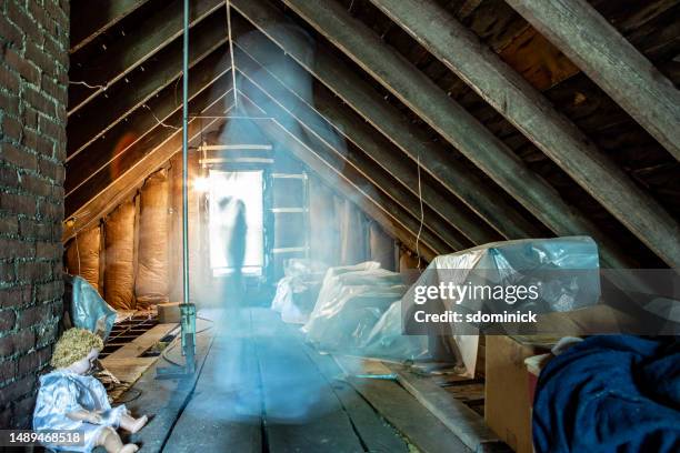 paranormaler geist vor der kamera auf gruseligem dachboden erwischt - dachgeschoß stock-fotos und bilder