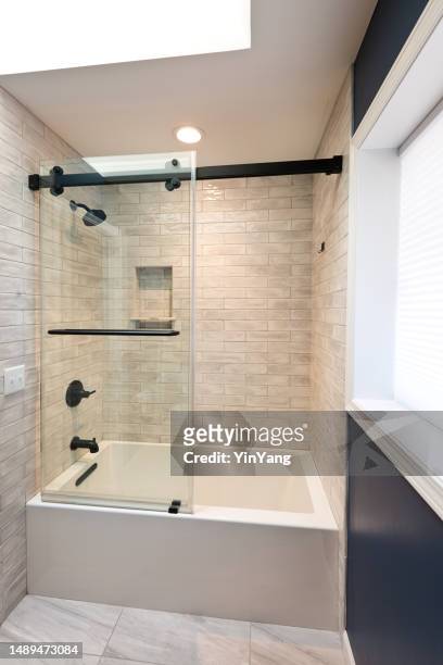 design de banheiro contemporâneo com banheira fechada de cabine de chuveiro de vidro - curral recinto cercado - fotografias e filmes do acervo
