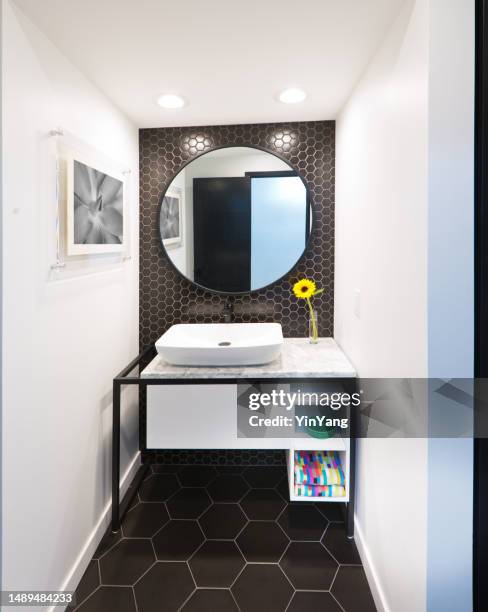 diseño de baño contemporáneo que muestra tocador, lavabo y espejo - bathroom vanity fotografías e imágenes de stock