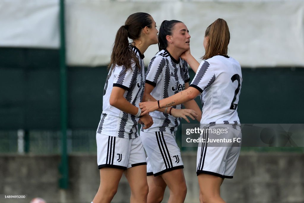 Jennifer Moretti Ginevra Moretti of Juventus celebrates his goal with his team-mates ...