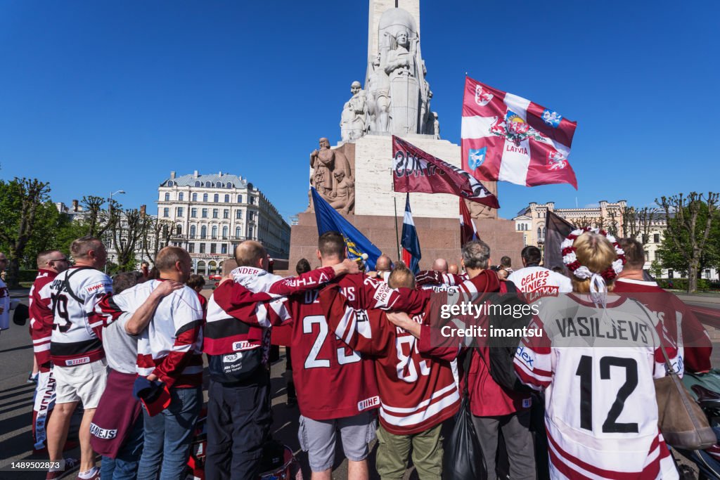 Des fans de hockey sur glace lettons au Monument de la Liberté