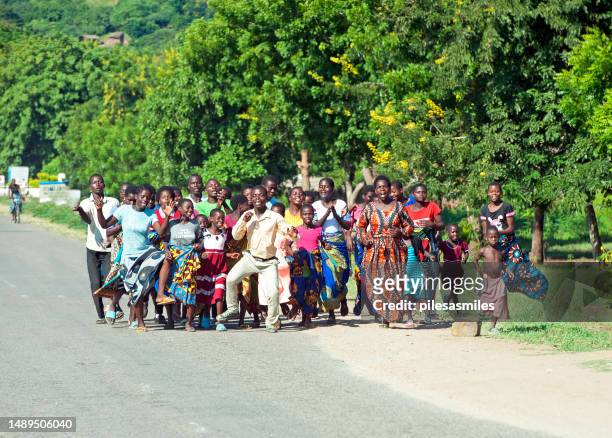religiöse feier am straßenrand, in der nähe von lilongwe, malawi, afrika. - lilongwe stock-fotos und bilder