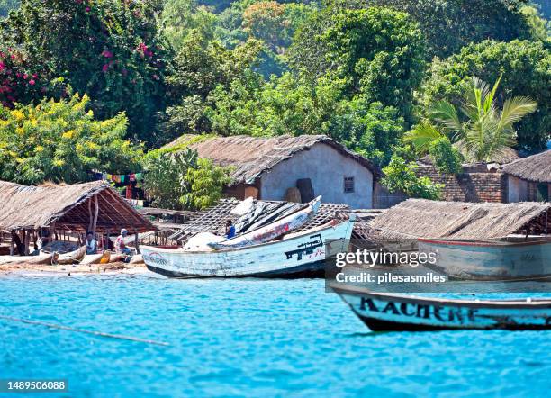 shoreline community boatyard, masaka fishing village, malawisee, malawi, afrika. - see lake malawi stock-fotos und bilder