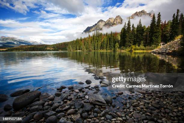 awesome lake in the rocky mountains of canada. - long weekend canada stock pictures, royalty-free photos & images