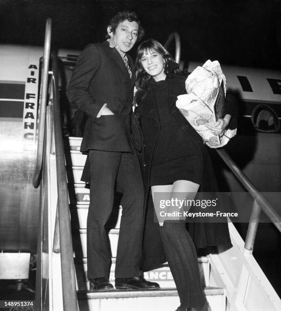 At the Orly Airport, Serge Gainsbourg and Jane Birkin boarding on a Caravelle Air France to London for Christmas on December 22, 1969.