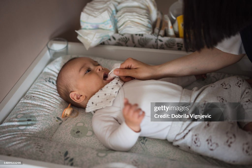 Donna che massaggia le gengive del bambino