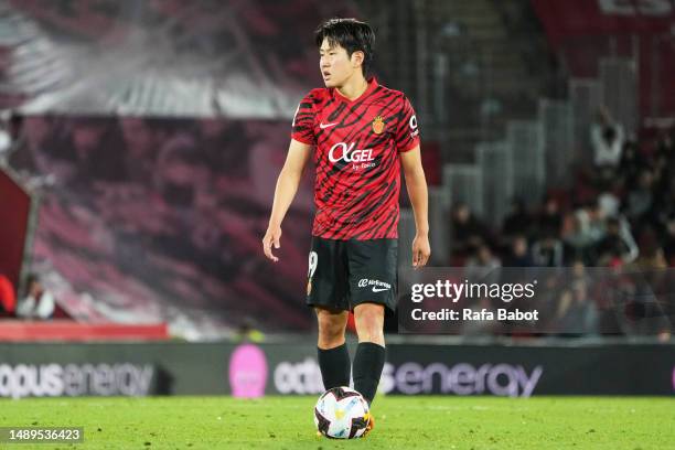 Kang-in Lee of RCD Mallorca looks on during the LaLiga Santander match between RCD Mallorca and Cadiz CF at Visit Mallorca Estadi on May 12, 2023 in...