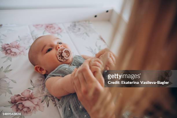mother and newborn baby at home. portrait close-up - giving a girl head fotografías e imágenes de stock