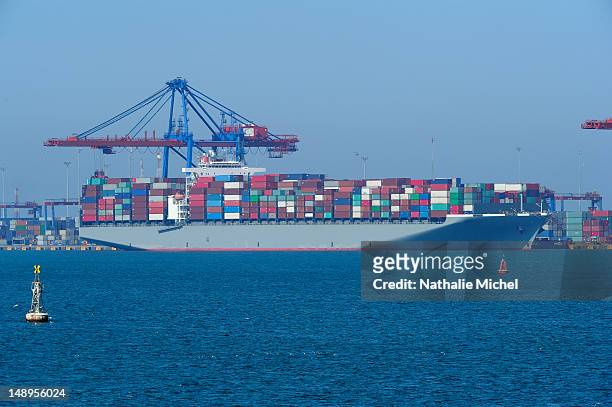 suez channel, big container ship - canal do suez stock pictures, royalty-free photos & images