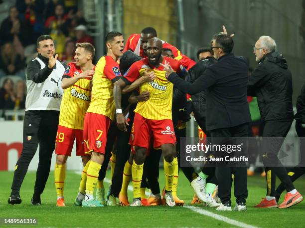 Seko Fofana of Lens celebrates his goal with teammates during the Ligue 1 Uber Eats match between RC Lens and Stade de Reims at Stade...