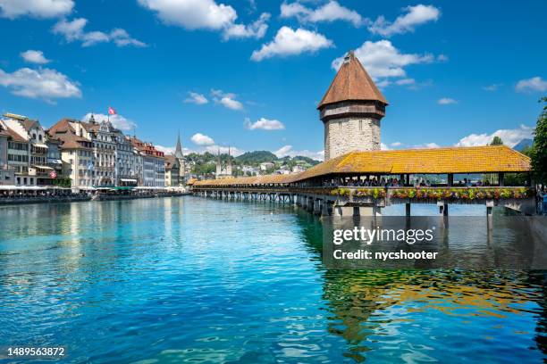 schweiz reisen - blick auf die kapellbrücke in luzern - kapellbrücke stock-fotos und bilder