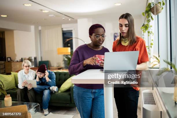 porträt zweier junger, unterschiedlicher menschen, die zusammenarbeiten - chancengleichheit stock-fotos und bilder