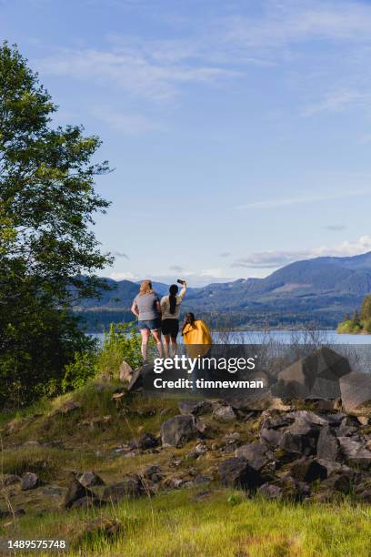 gruppe von freunden, die zusammen wandern und selfie machen - indianer sommer stock-fotos und bilder