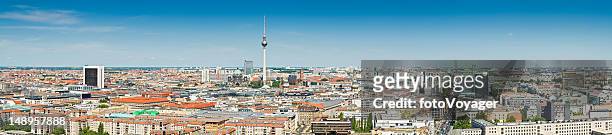 berliner wahrzeichen der stadt panorama - berlin fernsehturm stock-fotos und bilder