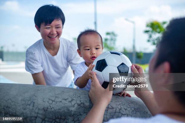 uniti nella gioia: un legame familiare rafforzato dal tempo trascorso insieme - baby football foto e immagini stock