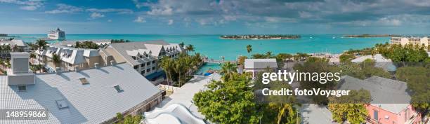 les eaux turquoise de l'océan à key west, en floride - key west photos et images de collection