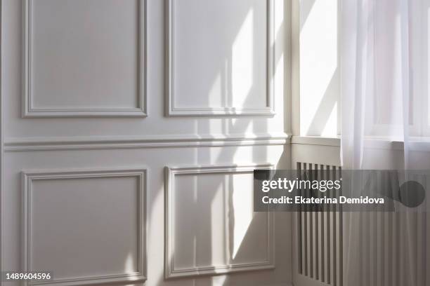 interior of room with window - molde fotografías e imágenes de stock