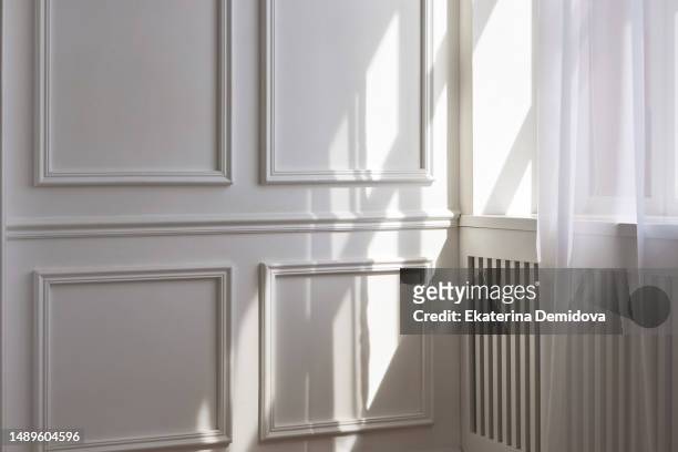 interior of room with window - molding a shape stockfoto's en -beelden