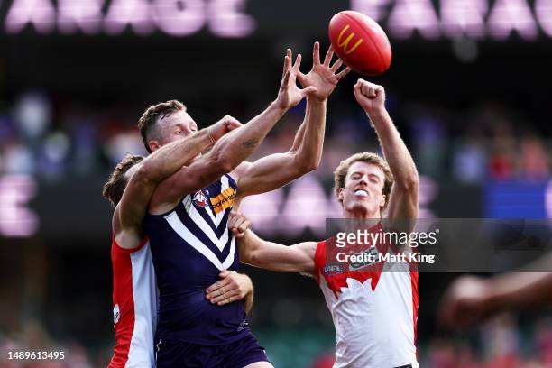 Josh Treacy of the Dockers competes for the ball during the round nine AFL match between Sydney Swans and Fremantle Dockers at Sydney Cricket Ground,...