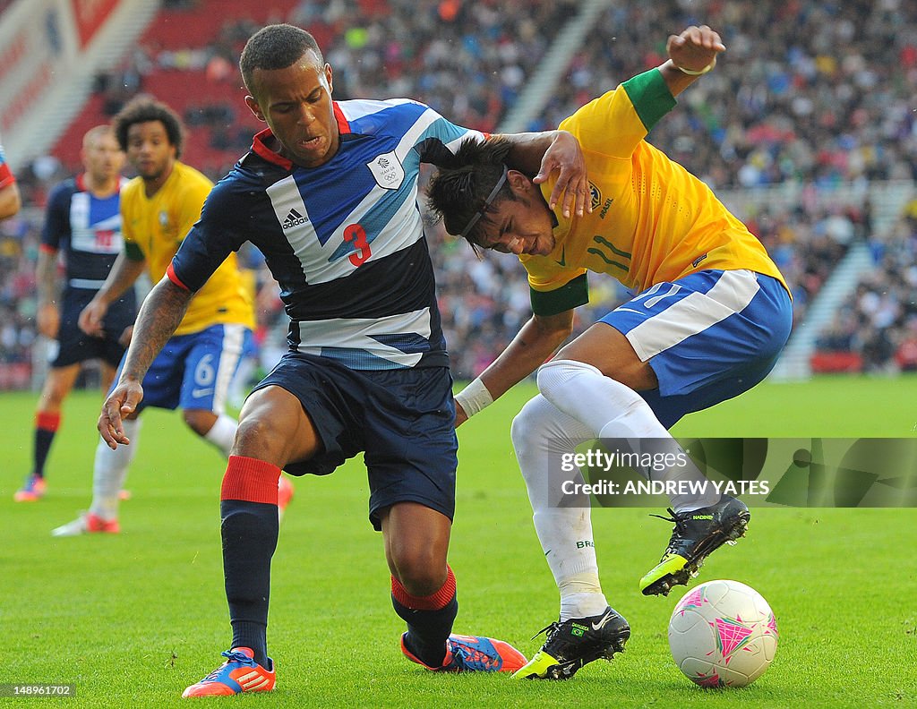 Brazilian forward Neymar (R) vies with G