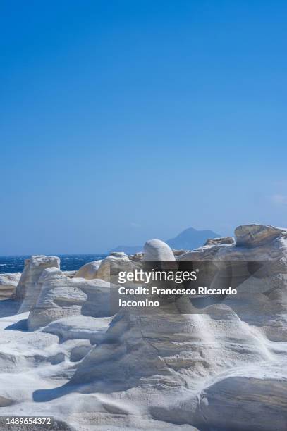 sarakiniko beach, white volcanic rock formations on milos island, cyclades, greece. copyspace - rock strata photos et images de collection