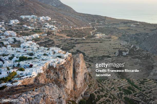 chora town from above, folegandros - samothrace photos et images de collection