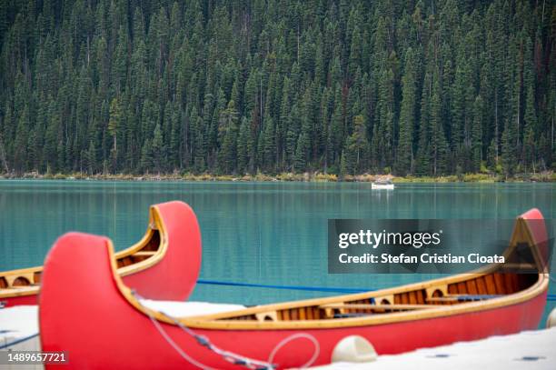 louise lake banff national park alberta canada - national imagens e fotografias de stock