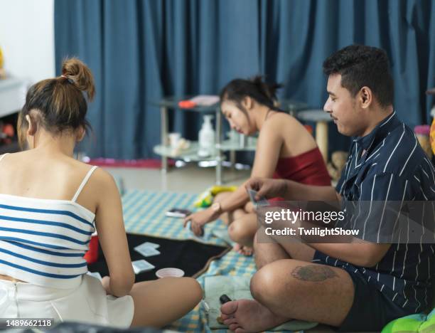 friends playing card game at home - game show stock pictures, royalty-free photos & images