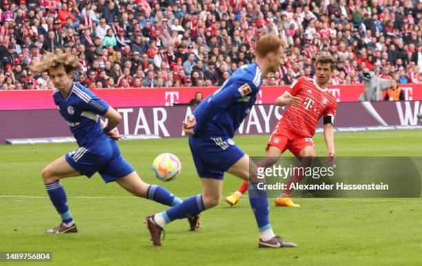 Thomas Mueller of FC Bayern Munich scores the team's first goal during the Bundesliga match between FC Bayern München and FC Schalke 04 at Allianz...