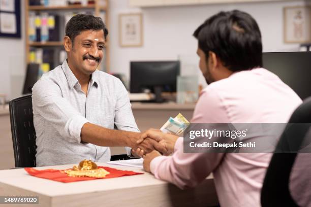 kunden-goldkredit im bankfoto - handshaking in a bank stock-fotos und bilder