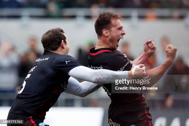 Ivan Van Zyl of Saracens celebrates scoring the team's third try with teammate Alex Goode during the Gallagher Premiership Semi-Final match between...