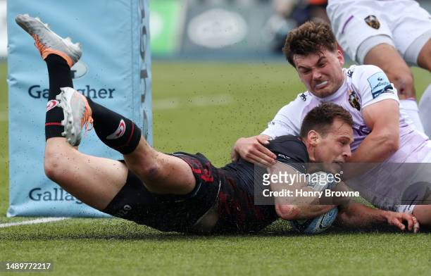 Ivan Van Zyl of Saracens scores the team's third try whilst under pressure from George Furbank of Northampton Saints during the Gallagher Premiership...