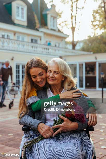 frau besucht mutter im pflegeheim. - mother daughter senior stock-fotos und bilder