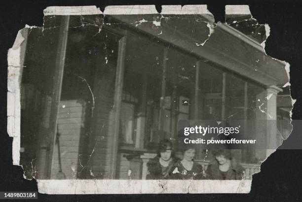 three young women in saskatoon, saskatchewan, canada  - 1922 - saskatoon stockfoto's en -beelden