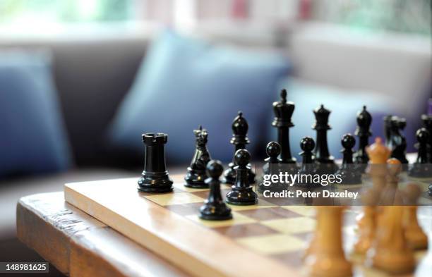 chess set ready for play - ajedrez fotografías e imágenes de stock