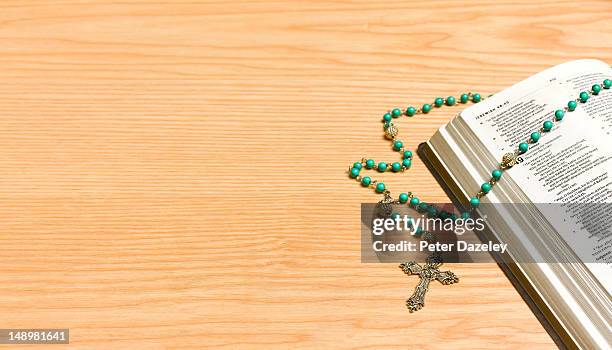 crucifix on bible, with copy space - rosary beads fotografías e imágenes de stock