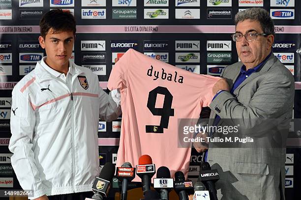 Paulo Dybala poses with Sport Manager Giorgio Perinetti showing his new shirt during his presentation as the club's new signing after a US Citta di...