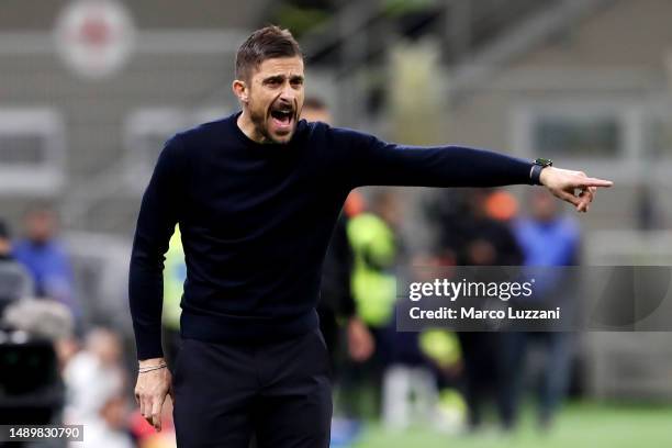 Alessio Dionisi, Head Coach of US Sassuolo, reacts during the Serie A match between FC Internazionale and US Sassuolo at Stadio Giuseppe Meazza on...