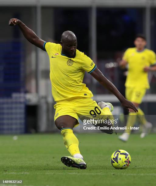 Romelu Lukaku of FC Internazionale scores their team's first goal during the Serie A match between FC Internazionale and US Sassuolo at Stadio...