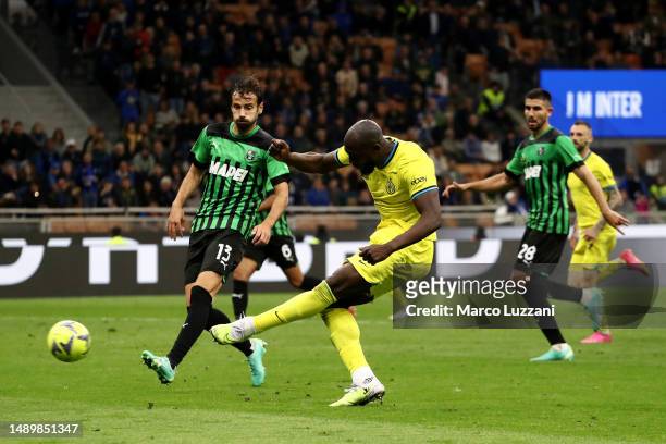 Romelu Lukaku of FC Internazionale scores the team's fourth goal during the Serie A match between FC Internazionale and US Sassuolo at Stadio...