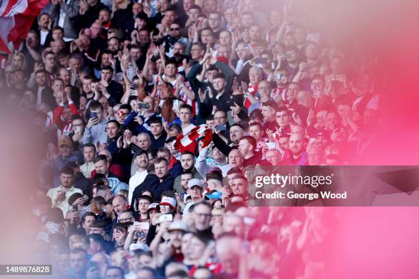 Sunderland fans welcome the team on to the pitch prior to the Sky Bet Championship Play-Off Semi-Final First Leg match between Sunderland and Luton...