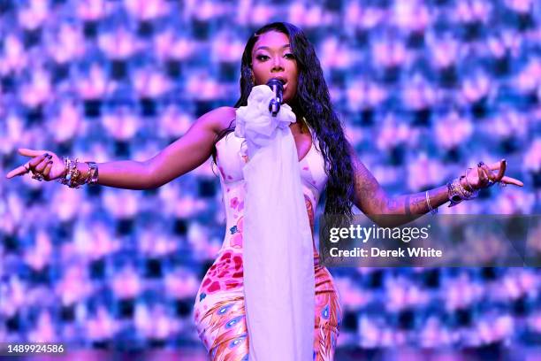 Summer Walker performs onstage during Strength of a Woman's 'Purpose Ball: Bridging the Gap' in Partnership with Mary J. Blige, Pepsi, and Live...