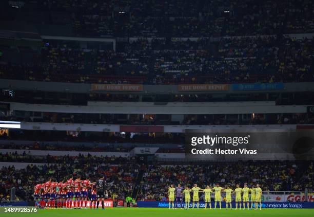 Players observe a minute of silence in memory of former player Antonio 'Tota' Carbajal prior the quarterfinals second leg match between America and...