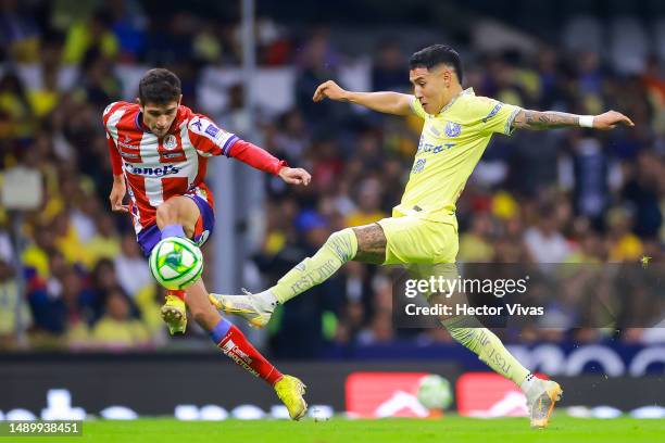 Leo Suarez of America battles for possession with Juan Manuel Sanabria of Atletico San Luis during the quarterfinals second leg match between America...