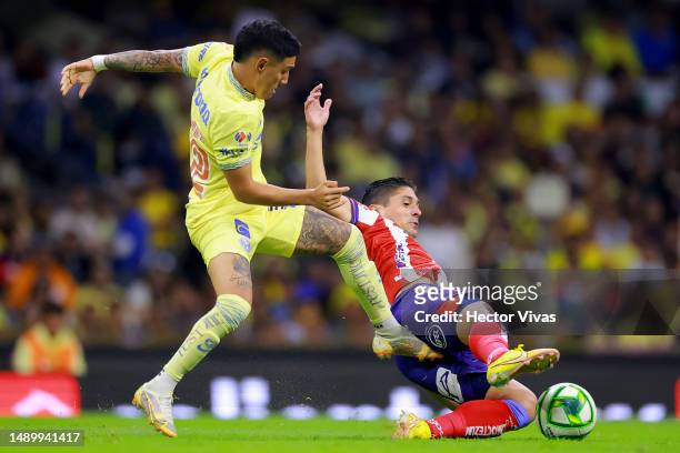 Leonardo Suarez of America and Javier Guemez of Atletico San Luis compete for the ball during the quarterfinals second leg match between America and...