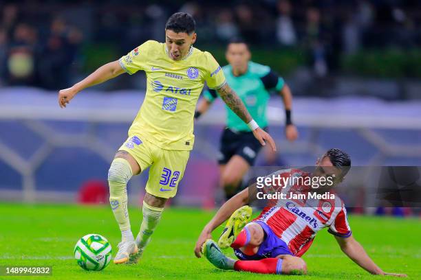 Leonardo Suarez of America fights for the ball with Jose Garcia of San Luis during the quarterfinals second leg match between America and Atletico...